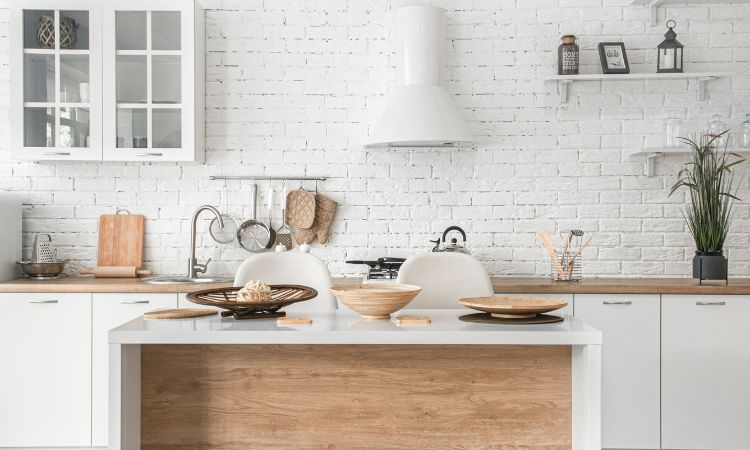 Aprende a evitar los errores comunes al decorar una cocina para lograr un espacio funcional y estéticamente atractivo.